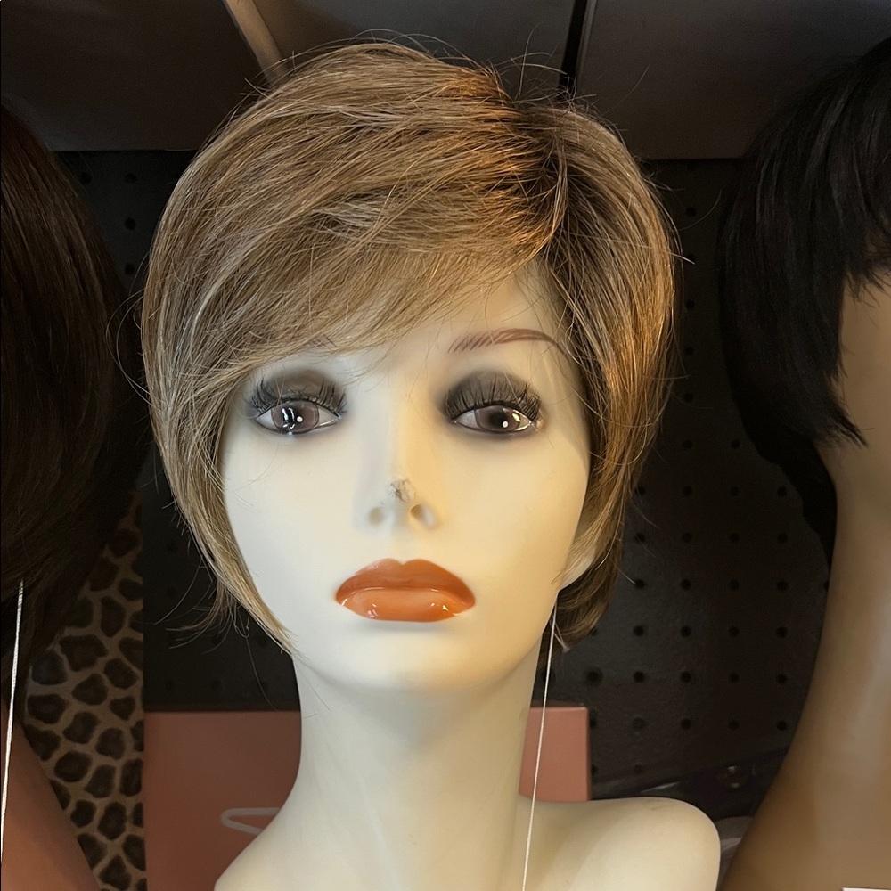 Stylish Blonde Short Wig for Women